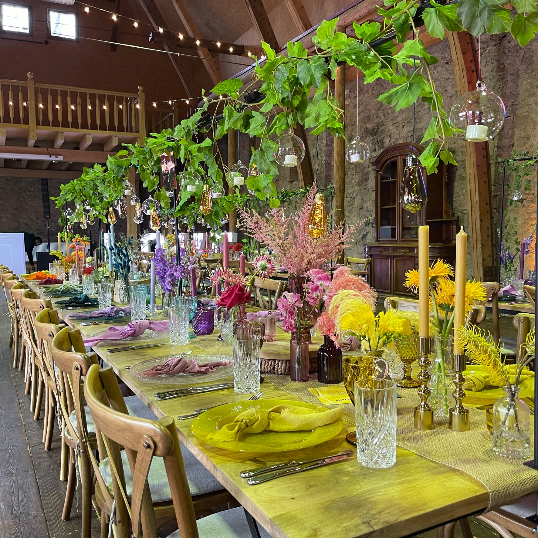 Tischgestell GREENERY mit Blättern & Glaskugeln ♥ Deko mieten in Frankfurt für Hochzeiten & Events ♥ global desire. EVENTMANUFAKTUR – global desire. RENTALS